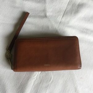 Nearly New Fossil Leather Wallet/Wristlet